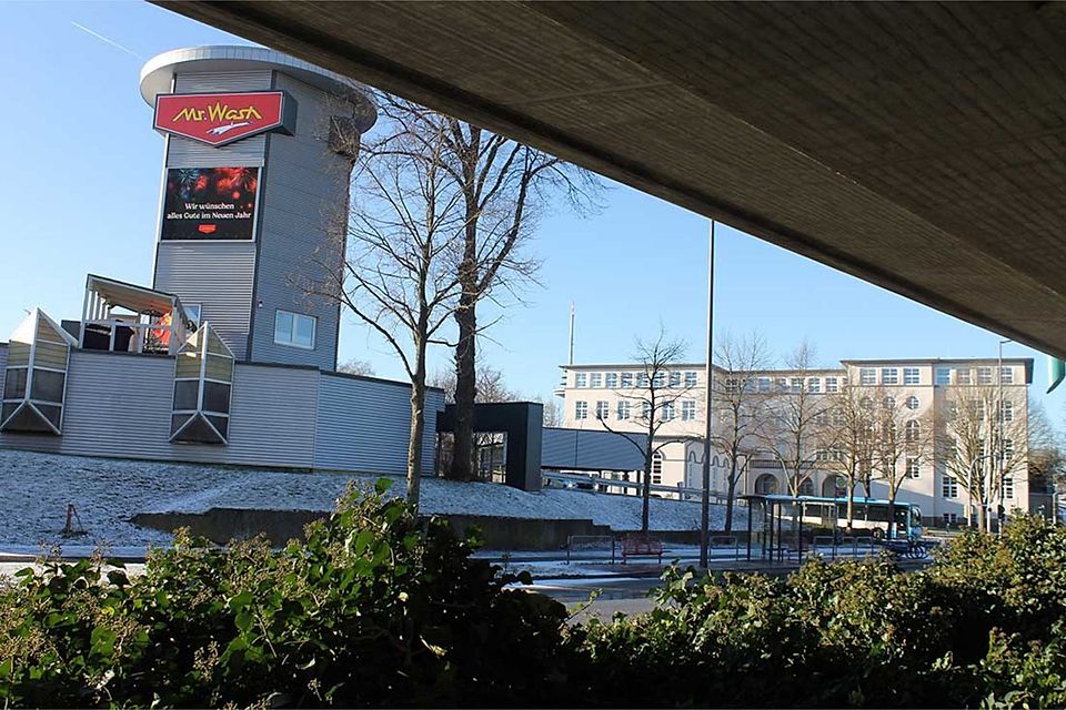 Ungefähr die gleiche Ansicht heute. Statt des Kleinbahnhofs nun die Autowaschanlage. Standort unterhalb der Hochstraße.