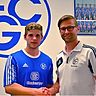 Willkommen im Auwald: Dirk Buchner, Sportlicher Leiter des FC Günzburg (rechts), begrüßt seinen Neuzugang Antonio Manuel Redondo Aragon.  Foto: Verein