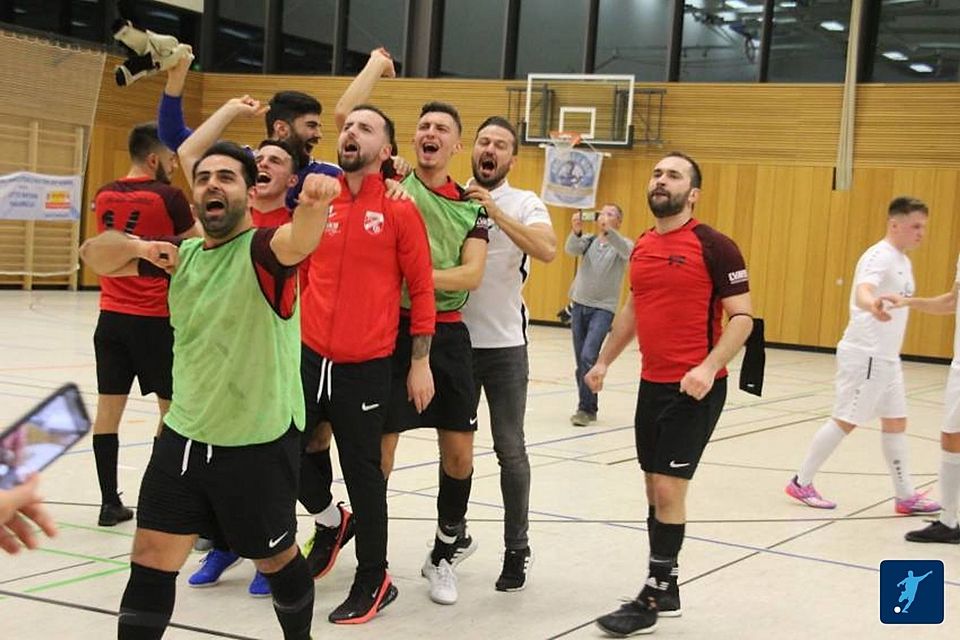 Letzter Titelträger vor der Coronapause: Der FC Eintracht Landshut um Spielertrainer Ali Attieh (vorne).