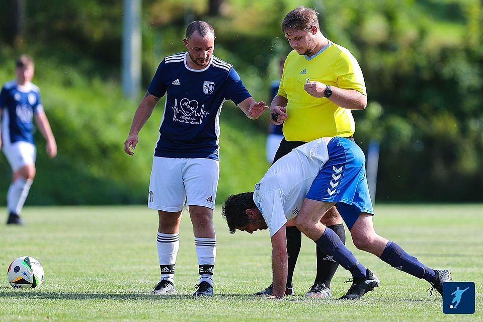 Jonas Hechinger (links) brachte den SV Grainet II mit seinem Treffer auf die Siegerstraße.
