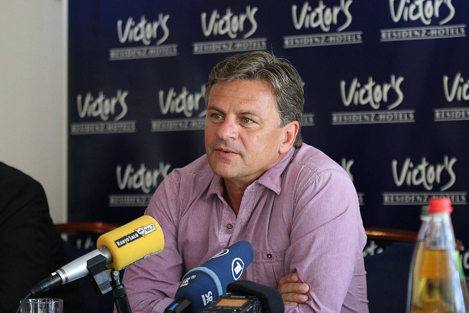 Falko Götz bei der Pressekonferenz.