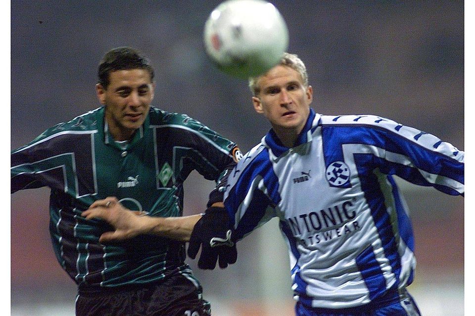 Die großen Zeiten der Stuttgarter Kickers – das Bild zeigt Achim Pfuderer (rechts) im Duell mit Bremens Claudio Pizarro im Halbfinale im DFB-Pokal im Februar 2000 – sind schon eine Zeitlang vorbei, doch als Gast im Verbandspokal ist der frühere Ers SZ-Archivfoto: dpa