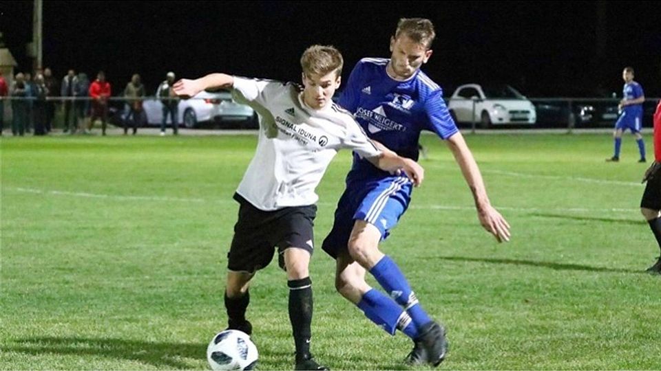 Der Beratzhausener Josef Weigert (r.) im Zweikampf gegen den Undorfer Maximilian Politzka: Am Ende stand ein 2:2-Unentschieden. Fotos: Würthele