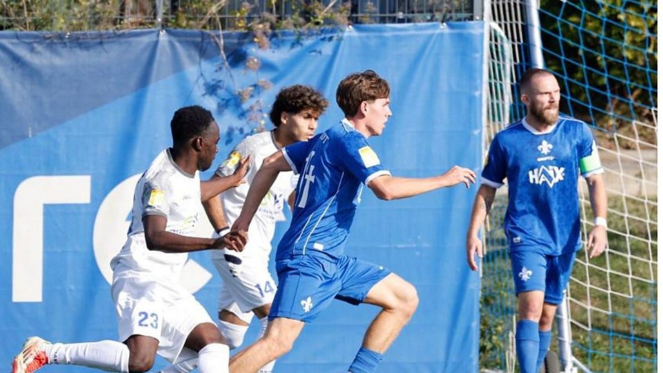 Entwischt: A-Junior Johannes Fritz (Mitte) hatte zum zwischenzeitlichen Ausgleich für die U21 des SV Darmstadt 98 getroffen. Doch am Ende verloren die Lilien in der Fußball-Hessenliga gegen Bayern Alzenau mit 2:3.	Foto: Peter Henrich