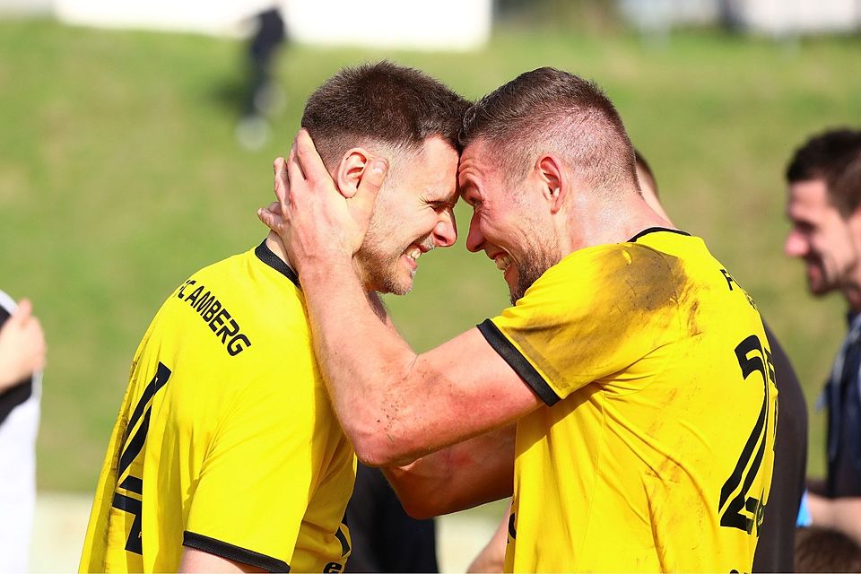 Kapitän Mario Schmien (links) und Sturmtank Marco Seifert vom FC Amberg ließen ihrer Freude nach dem Spiel freien Lauf.
