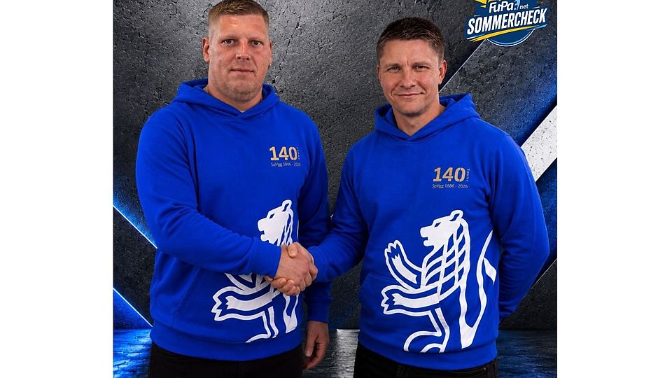 Trainer Holger Kleila (links) mit Co Trainer Patrick Schlömmer (rechts) der SpVgg Essenheim II 