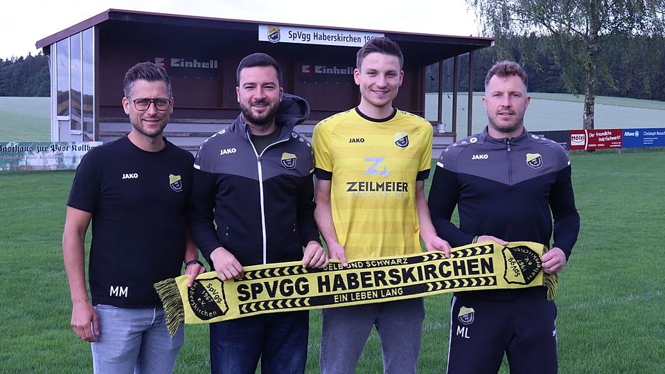 Von links nach rechts: Sportlicher Leiter Matthias Mayerhofer, Trainer Jan Bühler, Neuzugang Korbinian Stuckenberger, Sportlicher Leiter Markus Leitl 