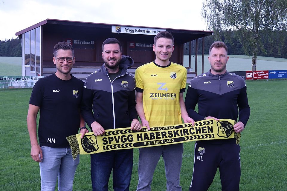 Von links nach rechts: Sportlicher Leiter Matthias Mayerhofer, Trainer Jan Bühler, Neuzugang Korbinian Stuckenberger, Sportlicher Leiter Markus Leitl Von links nach rechts: Sportlicher Leiter Matthias Mayerhofer, Trainer Jan Bühler, Neuzugang Korbinian Stuckenberger, Sportlicher Leiter Markus Leitl