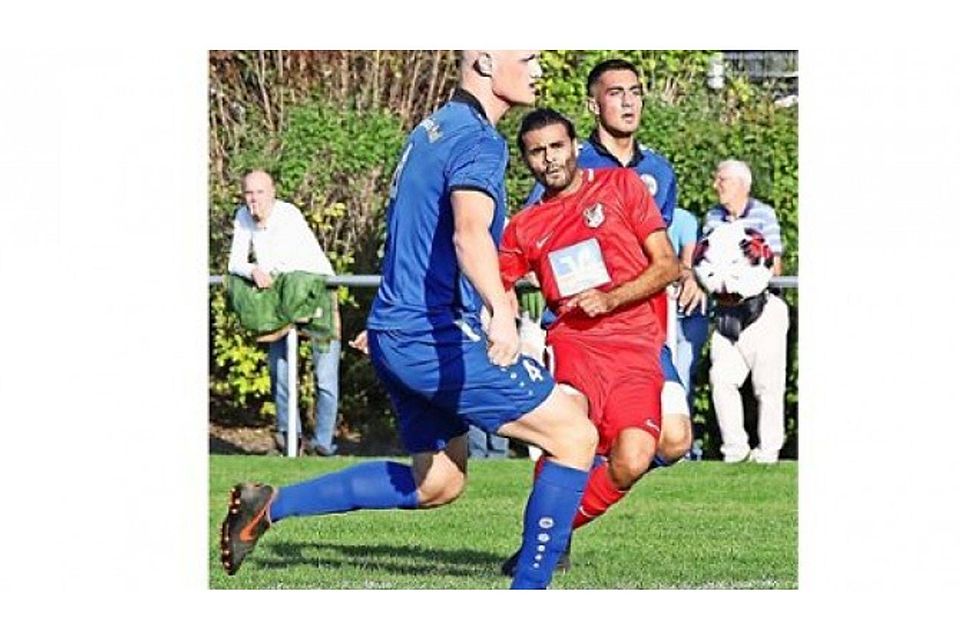 Glücklos mit dem TV Oeffingen: Torschütze Domenico Russo (rotes Trikot) Foto: Patricia Sigerist Glücklos mit dem TV Oeffingen: Torschütze Domenico Russo (rotes Trikot) Foto: Patricia Sigerist