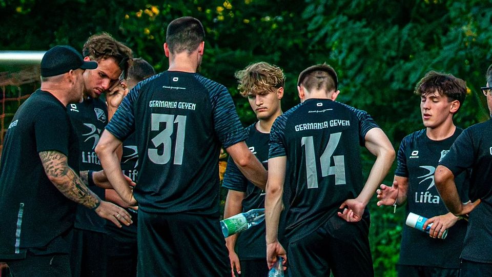 Schwitzen derzeit in der Vorbereitung: Die erste Mannschaft von Germania Geyen.