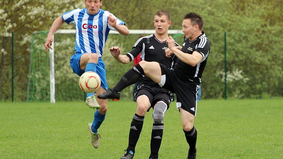 Jura 05 (in blau-weiß) eröffnet die Saison erneut mit dem Derby gegen Undorf. Pielenhofen (schwarz) muss gegen Beratzhausen ran. F: Alexandra Zeitler