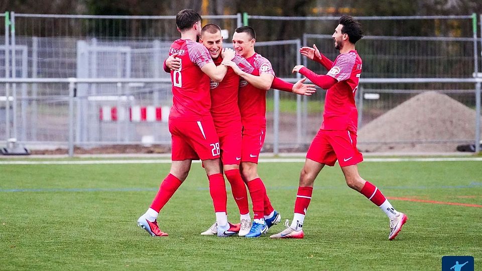 Das Team des FC Denzlingen II hat gut lachen: Es bezwang den SV Rot-Weiss Glottertal mit 5:0 und stieß ihn vom zweiten Platz.
