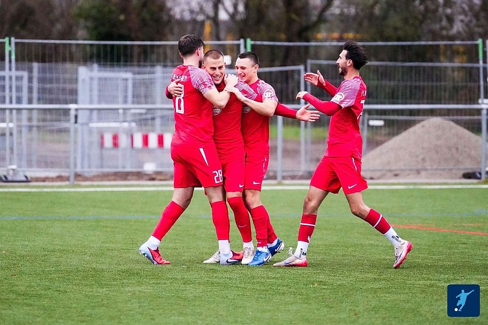 Das Team des FC Denzlingen II hat gut lachen: Es bezwang den SV Rot-Weiss Glottertal mit 5:0 und stieß ihn vom zweiten Platz.