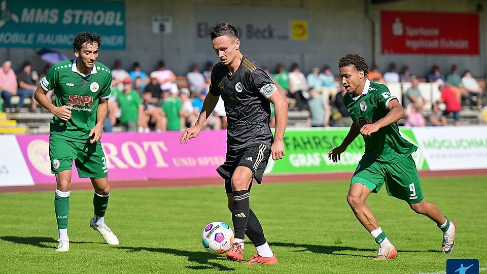 Mit über 100 Regionalliga-Einsätzen für die Ansbacher verfügt Tobias Dietrich (Mitte) über die nötige Erfahrung, um auch in stürmischen Spielphasen die Richtung vorzugeben.