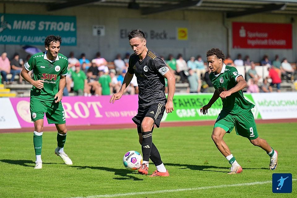 Mit über 100 Regionalliga-Einsätzen für die Ansbacher verfügt Tobias Dietrich (Mitte) über die nötige Erfahrung, um auch in stürmischen Spielphasen die Richtung vorzugeben.