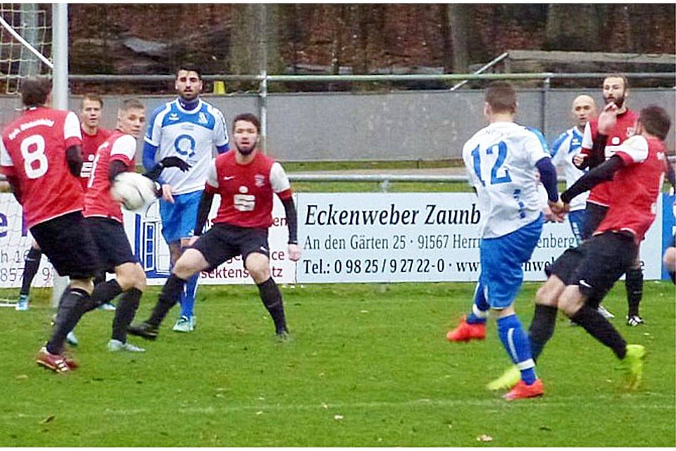 Michael Guggumos (Nr. 12) war der Mann des Tages in Dinkelsbühl. Dem Mittelfeldspieler des Kissinger SC gelangen drei Tore beim 6:3-Sieg.	    F.: Jürgen Friedrich