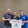 Willkommen zurück beim Club: Rene Greithanner (Mitte) wird von FCE-Chef MarkoKocijan (li.) und Abteilungsleiter Flurim Bajramaj begrüßt.