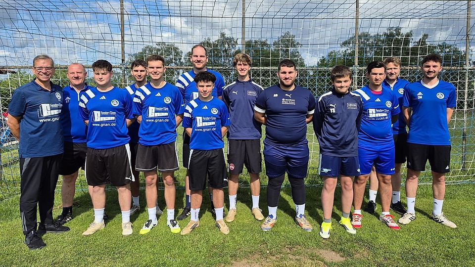 Von links: Spartenleiter Thomas Meyer, Reserve-Trainer Andreas Trenz, Lukas Merkel, Jonas Grüner, Julian Schäffner, Mario Wismet, Michael Singer sowie Noah Braun, Aslan Dogan, Tim Schwindl (alle drei A-Jugend) Shefki Dalmis, Co-Spielertrainer Manuel Trenz und Cheftrainer Daniel Maier.