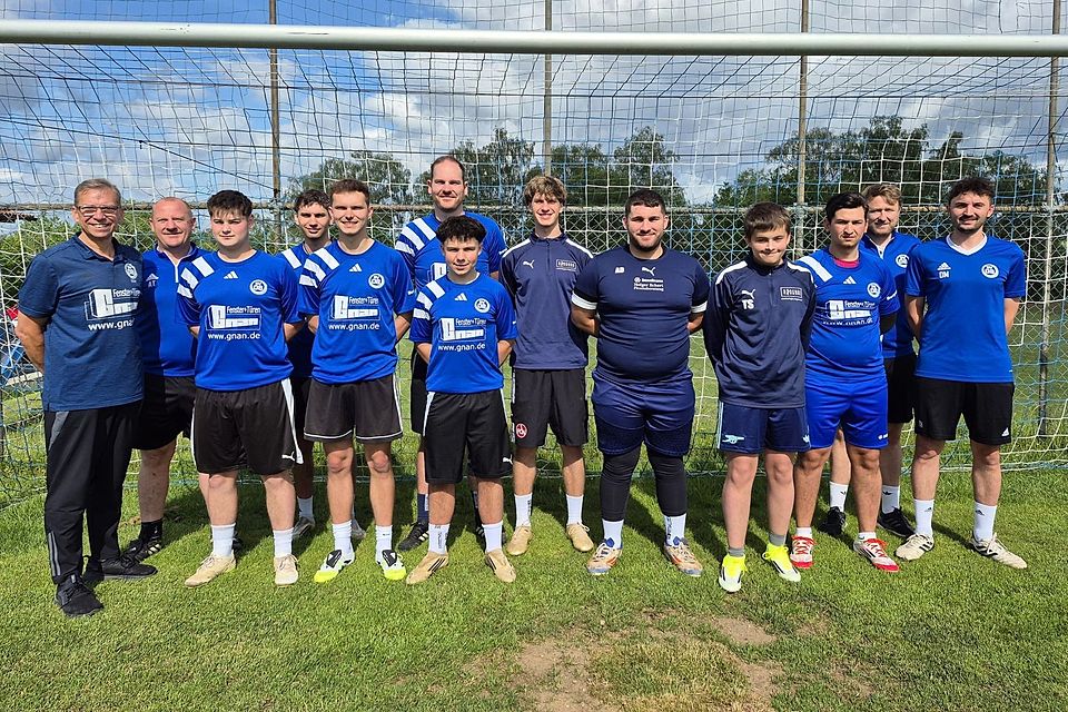 Von links: Spartenleiter Thomas Meyer, Reserve-Trainer Andreas Trenz, Lukas Merkel, Jonas Grüner, Julian Schäffner, Mario Wismet, Michael Singer sowie Noah Braun, Aslan Dogan, Tim Schwindl (alle drei A-Jugend) Shefki Dalmis, Co-Spielertrainer Manuel Trenz und Cheftrainer Daniel Maier. Von links: Spartenleiter Thomas Meyer, Reserve-Trainer Andreas Trenz, Lukas Merkel, Jonas Grüner, Julian Schäffner, Mario Wismet, Michael Singer sowie Noah Braun, Aslan Dogan, Tim Schwindl (alle drei A-Jugend) Shefki Dalmis, Co-Spielertrainer Manuel Trenz und Cheftrainer Daniel Maier.