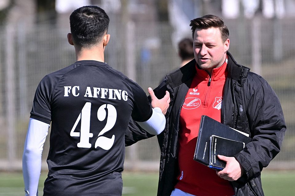 Spielertrainer Tobias Jorsch (rechts) will mit dem FC Affing in der Frühjahrsrunde angreifen und den Klassenerhalt schaffen.