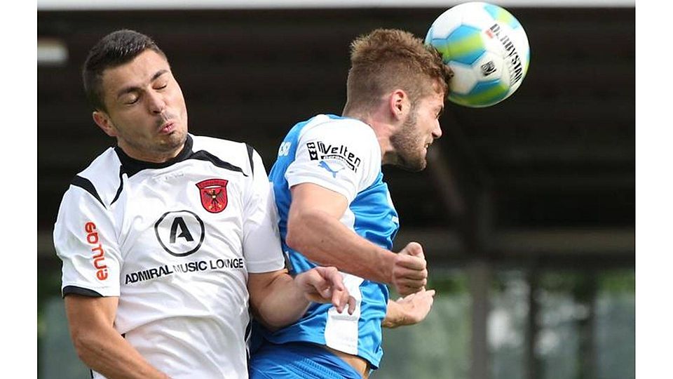 Luftiger Zweikampf: Sven Kusebauch hat bei diesem Kopfball-Duell gegen den Wetzlarer Michael Sofinski die Nase vorn. Foto: Bär