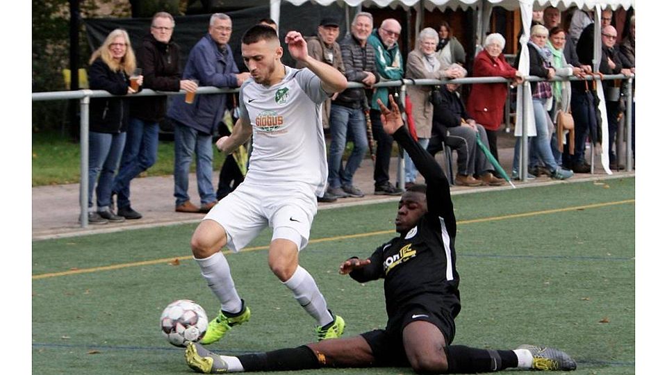 Levi Mukamba (rechts, im Duell mit Marienborns Lukas Harden) ist einer der auffäligsten Eintracht-Spieler.