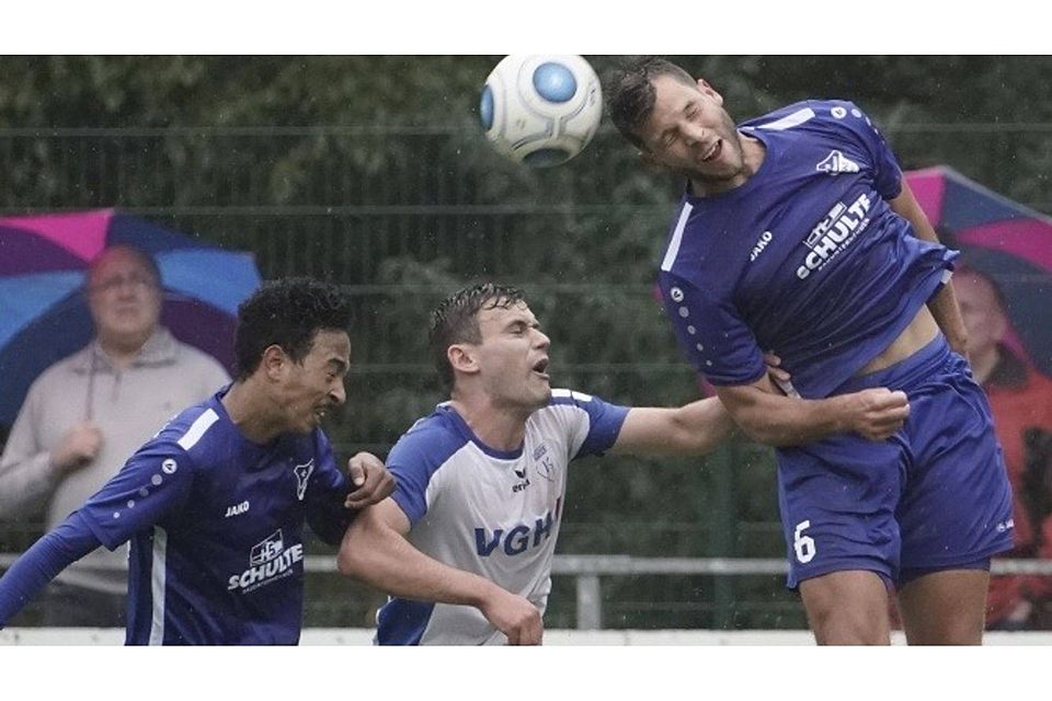 Seine Heimserie will der SV Holthausen/Biene mi Eike Gongoll  (am Ball) und Amin Rahmani am Freitag gegen Aufsteiger GW Firrel ausbauen. Foto: Scholz