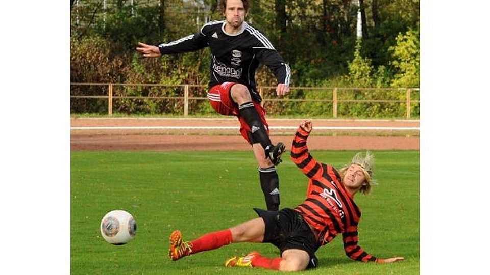 Gerade in der Offensive hatten Julian Rieck (l.) und Fortuna Bonn dem SV Lohmar wenig entgegenzusetzen. Foto: Horst Müller