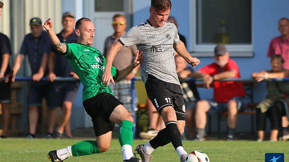 Kann der 1. FC Rieden (in Grün-Schwarz) die Gäste aus Upo (in Grau-Schwarz) an der Tabellenspitze ablösen?