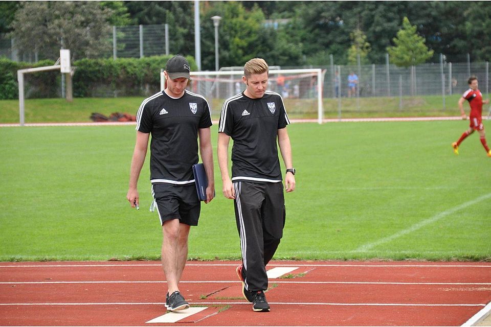 Trainer Markus Giuliani (rechts) und Co-Trainer Michael Kinzelmann haben mit dem FC Isny einen wenig erfreulichen Saisonstart hingelegt. Foto: Michael Panzram
