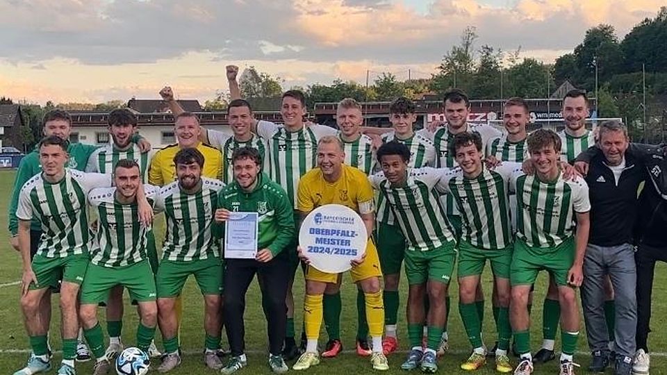 Der TSV Bad Abbach darf die Schale „Oberpfalzmeister 2024/25“ in Empfang nehmen.