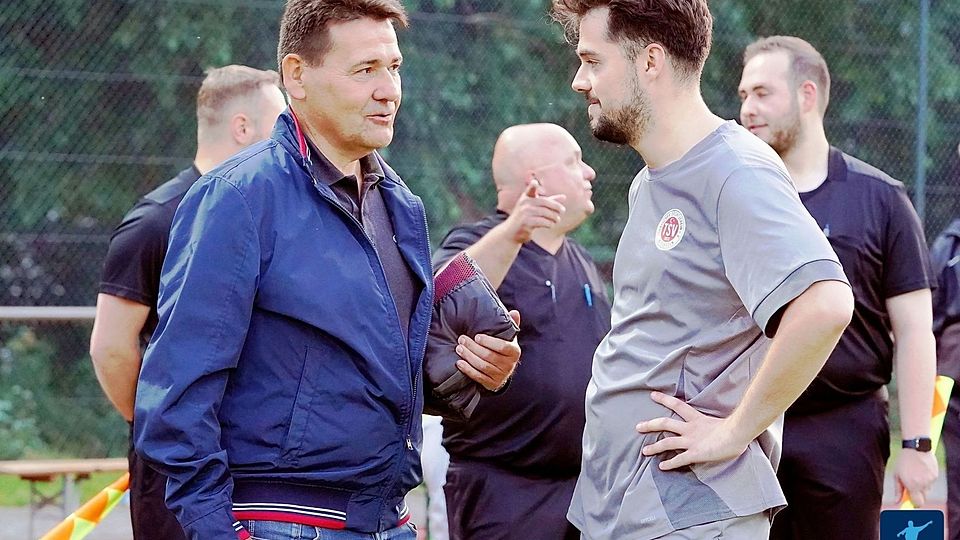 Fußballwart Jürgen Brose (links, hier im Gespräch mit Zafer Bektas nach dem Kreispokalfinale aus dem vergangenen Jahr) findet die Rückkehr der Gelb-Roten Karte gut.