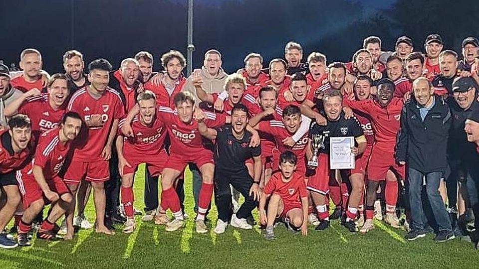 Hatten allen Grund zum Jubeln: Spieler und Trainer des TSV Alling II nach dem entscheidenden Spiel gegen GW Gröbenzell.