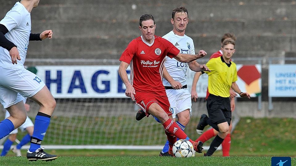 Stephan Schätzl (am Ball im roten Trikot) wird Co-Spielertrainer beim SV Untergriesbach 