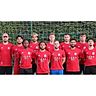 Trainer Massimo Damköhler (hinten, 2.v.l.) und Co-Trainer Fatih Kücükcongar (l.) mit den Neuen beim VfR Würselen. Hintere Reihe von links nach rechts: Kasim Abdullah, Koray Demirciler, Justin Kreyczi, Thomas Thometzki, Johann Wiebusch und. Emmanuel Asante. Vordere Reihe von links nach rechts: Eugene Amoh-Nkansah, Tuncay Türkmen, Justin Schneider, Emrecan Aktas, Timuçin Togan, Mohammed El-Türk. Es fehlen die Neuzugänge Arved Heitzer, Caine Paul Guiso, Younes Alla, Melih Winkler, Kevin Wartenberg, Immanuel Osague, Mohammed Jamal, Ismail Ait-Lahssaine und Alexander Yevtushenko.