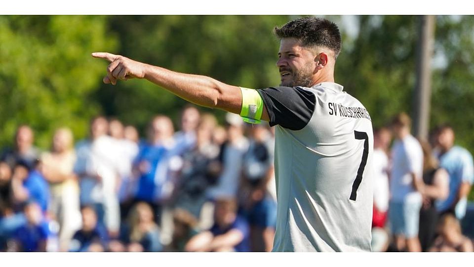 Trifft zwar doppelt für seinen SV Kölschhausen, doch Miguel Noriega und seine Kollegen spielen in der Fußball-B-Liga am Ende nur 3:3 gegen den TSV Altenkirchen. © Isabel Althof