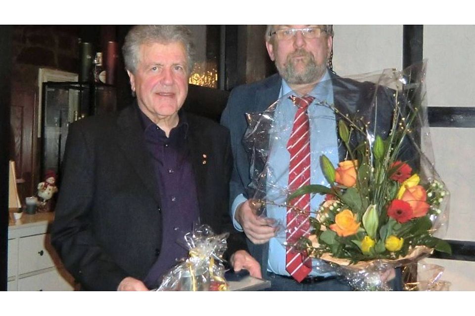 Kreisvorsitzender Marco Michel (rechts) überreichte Rolf Blecher die höchste Auszeichnung des DFB für seine außergewöhnlichen Leistungen. Foto: Kreis
