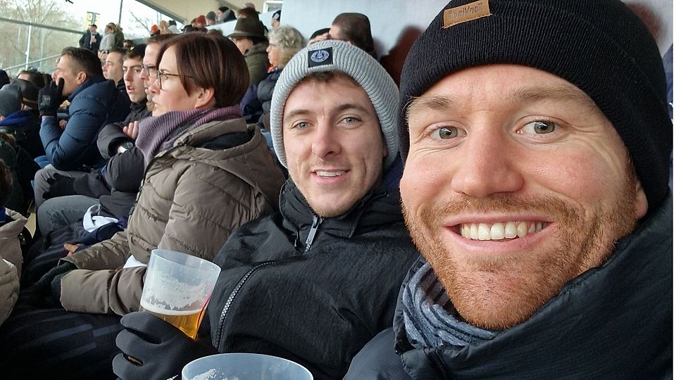 Tim Schwara (rechts) und Alexander Sprigade freuen sich im Ulmer Donaustadion.