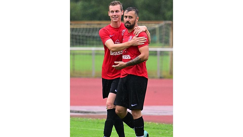 Brachten den TSV Wolfskehlen mit ihren Toren gegen die zweite Mannschaft des VfR Groß-Gerau auf die Siegerstraße: Hendrik Brodhecker (links) und Kai Riesle.	Archivfoto: Uwe Krämer