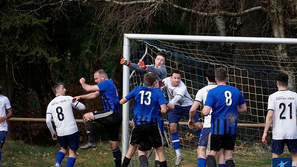 Hier ist die Abwehr der SG Igel-Liersberg mächtig unter Druck. Am Ende reichte es aber zu einem 1:1 bei der SG Dhrontal-Weiperath.