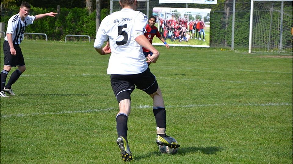 Der Stadtamhofer Spieler zeigt an, wo das Tor steht, doch treffen wollte es an diesem Wochenende gegen Ramspau keiner.