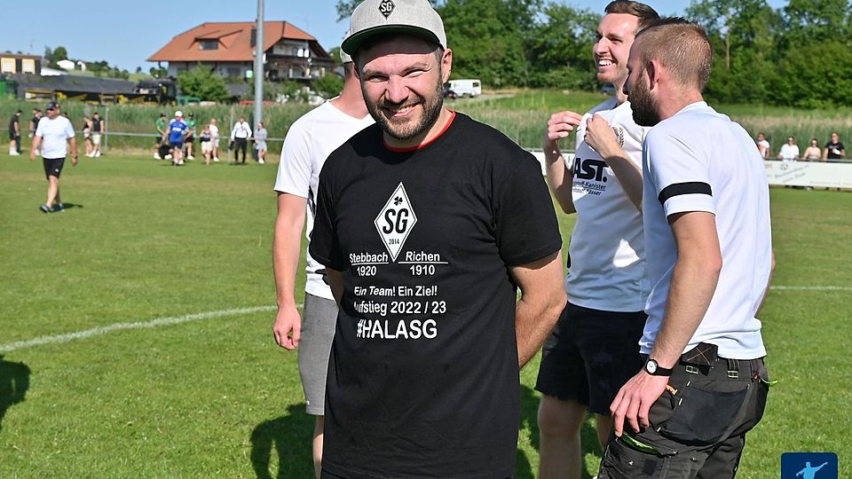 Wegmann bei seinem großen Triumph mit der SG - dem Kreisliga-Aufstieg 2023.