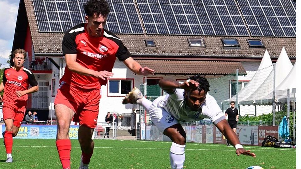 Ins Straucheln geraten: Der FCA Darmstadt (rechts Carlos Edmundo Gomes de Paulo) brach nach dem ersten Treffer ein und verlor am Ende mit 0:5 in der Fußball-Verbandsliga bei RW Walldorf II.	Foto: Uwe Krämer