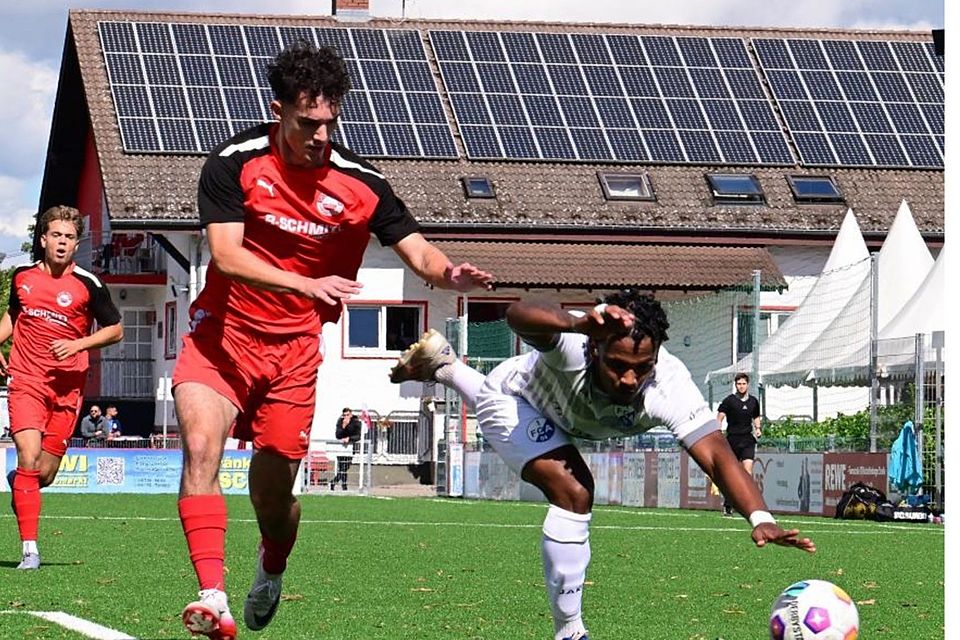 Ins Straucheln geraten: Der FCA Darmstadt (rechts Carlos Edmundo Gomes de Paulo) brach nach dem ersten Treffer ein und verlor am Ende mit 0:5 in der Fußball-Verbandsliga bei RW Walldorf II.	Foto: Uwe Krämer