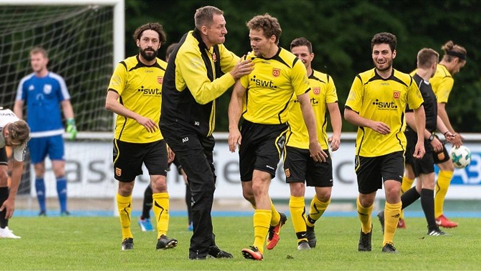 SV 03-Trainer Andreas Urban (Mitte, links) freut sich mit dem gerade eingewechselten Felix Eggensperger über den 1:1-Ausgleich in der 70. Minute Foto (Archiv): Eibner