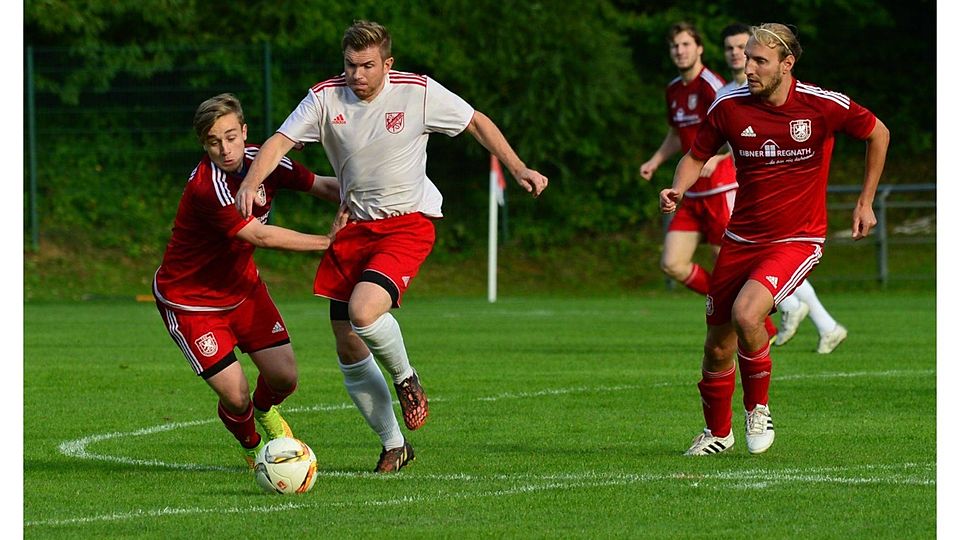 Der TSV Wolfstein (in Weiß-Rot) zog dank Andreas Merchel ins Pokal-Achtelfinale ein. (Foto: Fritz-Wolfgang Etzold)
