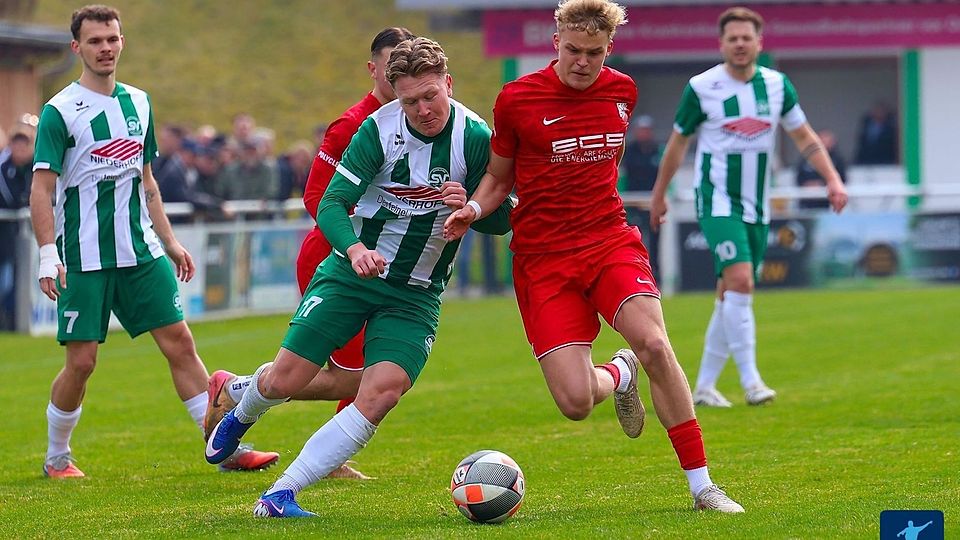 Heimstetten (rot) sicherte sich gegen Schalding in Unterzahl den Sieg. 