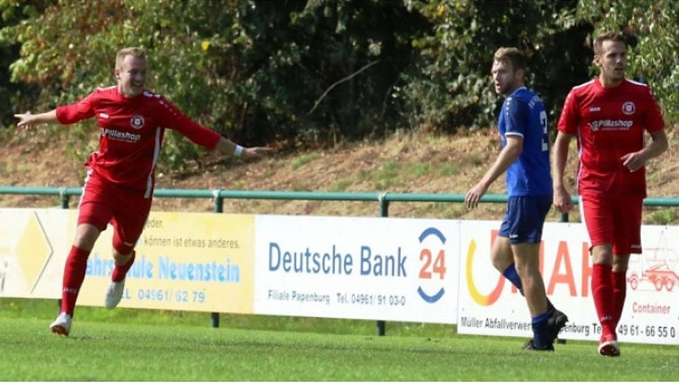 Ein Zwerg ist größer, als man glaubt: Simon Bartke (links) erzielte in Papenburg den Ausgleichstreffer F: Dieter Kremer
