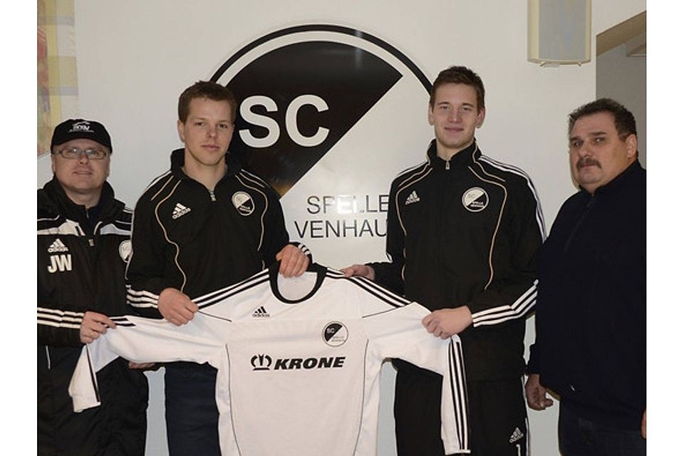 Gemeinsam anpacken beim SC Spelle-Venhaus heißt die Devise für Fußballobmann Jürgen Wesenberg, die Neuzugänge Stefan Raming-Freesen (SV Meppen) und Michael Gellhaus (SV Holthausen/Biene) sowie Trainer