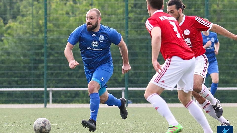 Aliosman Aydin (blau) war bei der SSVg Velbert nicht zu stoppen.